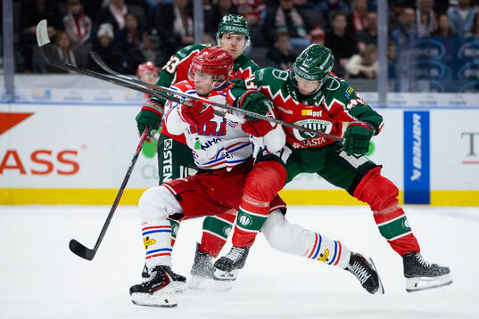 Frölundas Tom Nilsson tacklar Timrås Erik Walli Walterholm