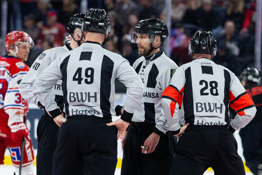 Domare Marcus Linde, domare Mikael Holm, linjedomare Anders