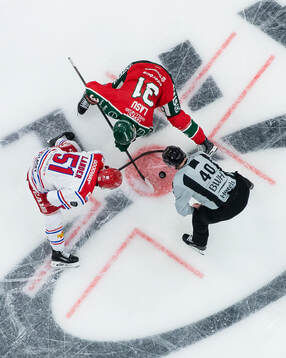 Timrås Anton Lander tekar mot Frölundas Nicklas Lasu