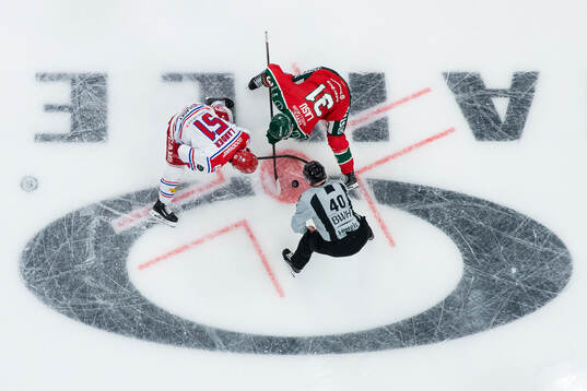 Timrås Anton Lander tekar mot Frölundas Nicklas Lasu