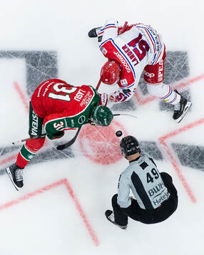 Frölundas Nicklas Lasu tekar mot Timrås Anton Lander