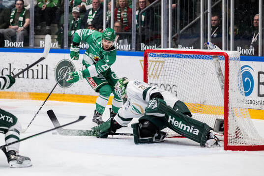 Rögles Josh Dickinson och Färjestads målvakt Emil Larmi