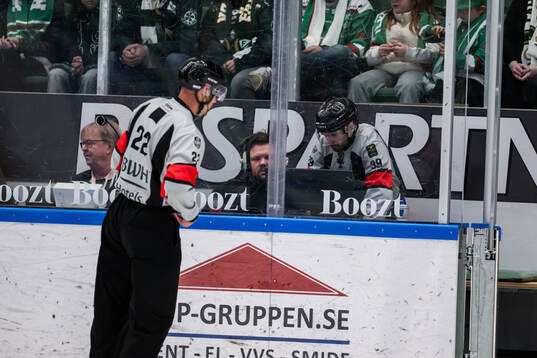 Domare Andreas Harnebring videogranskar ett mål