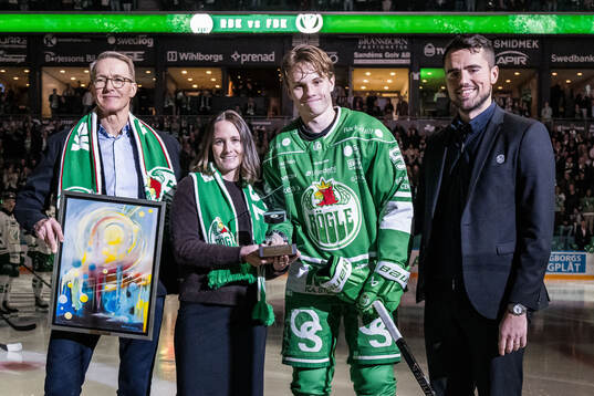 Rögles Felix Nilsson mottager granitpucken av Peter