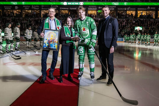 Rögles Felix Nilsson mottager granitpucken av Peter