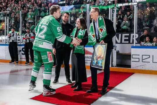 Rögles Felix Nilsson mottager granitpucken av Peter