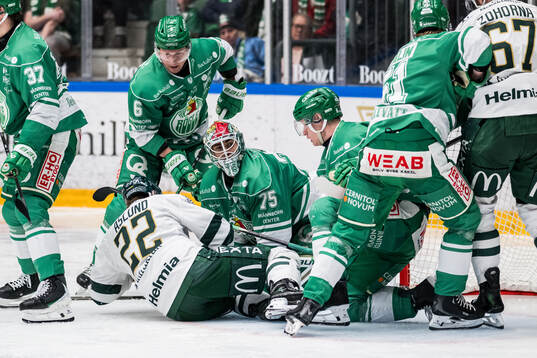 Färjestads Per Åslund och Rögles Paul Ladue, målvakt