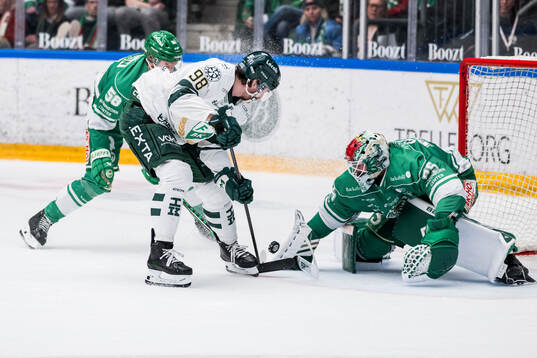 Färjestads Marian Studenic och Rögles målvakt Arvid Holm