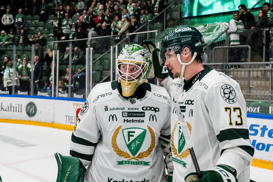 Färjestads målvakt Melker Thelin och Adam Ollas Mattsson