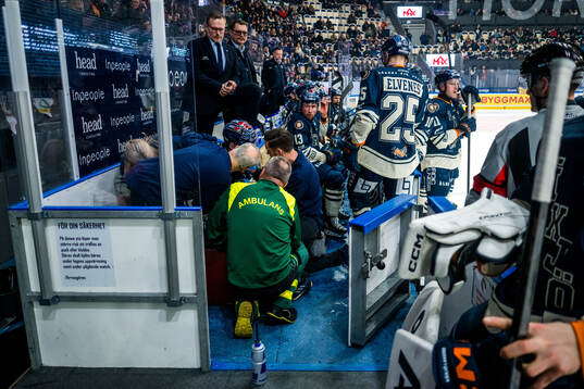 Växjös Ville Svensson får vård av medicinsk personal