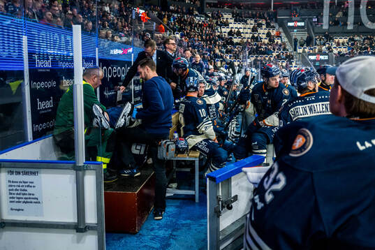 Växjös Ville Svensson får vård av medicinsk personal