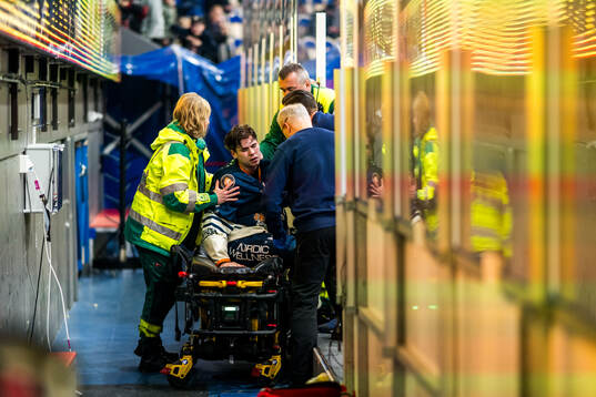 Växjös Ville Svensson får vård av medicinsk personal