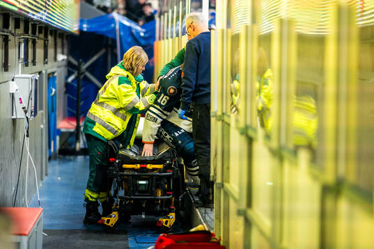 Växjös Ville Svensson får vård av medicinsk personal