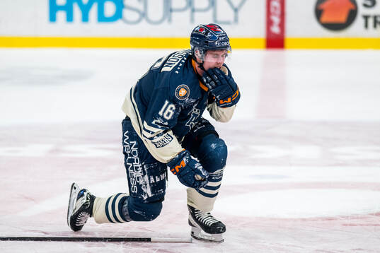 Växjös Ville Svensson lämnar isen