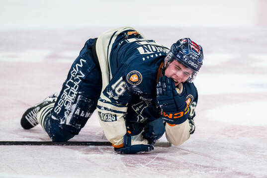 Växjös Ville Svensson lämnar isen