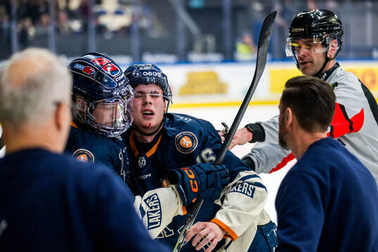 Växjös Ville Svensson lämnar isen