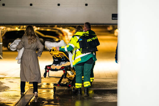 Växjös Ville Svensson lämnar arenan på bår