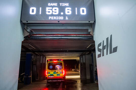 Växjös Ville Svensson lämnar arenan i ambulans