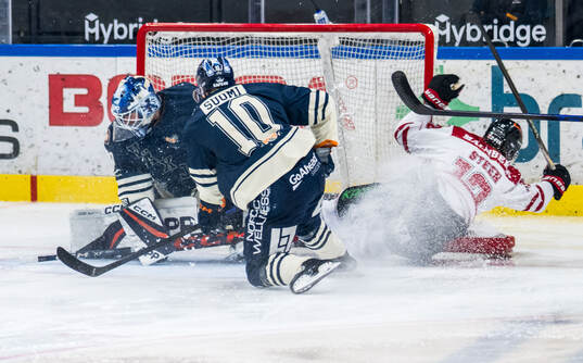 Örebros Noah Steen och Växjös målvakt Adam Åhman och