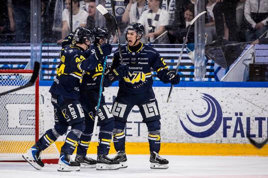 HV71s Jonathan Ang jublar