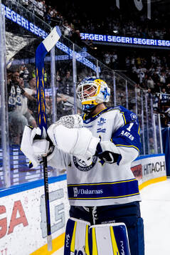 Leksands målvakt Marcus Gidlöf jublar