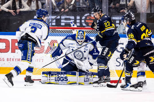 Leksands målvakt Marcus Gidlöf och HV71s Jonathan Ang