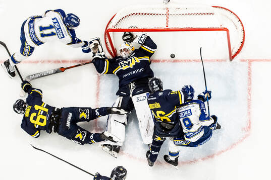 Leksands Gabriel Fortier gör 1-0 bakom HV71s målvakt
