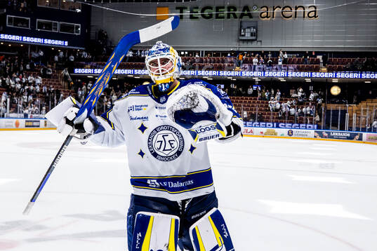 Leksands målvakt Marcus Gidlöf jublar