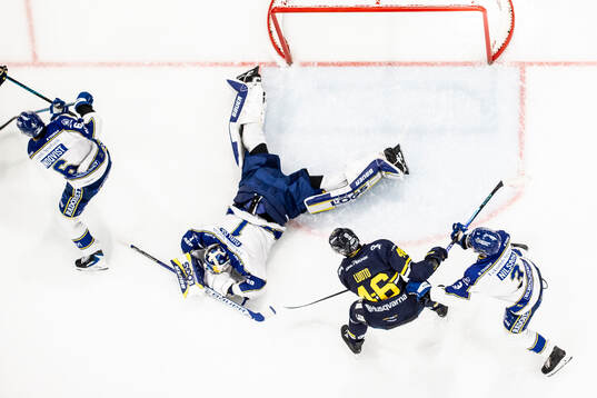 Leksands målvakt Marcus Gidlöf och HV71s Joona Luoto och