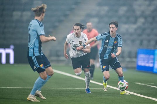 Brommapojkarnas Alex Timossi Andersson och Djurgårdens Max