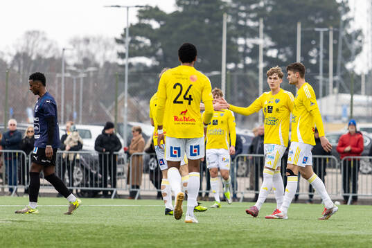 Falkenbergs Hampus Källström jublar med laget