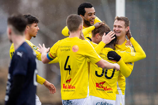 Falkenbergs Noel Hansson jublar med laget