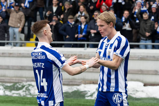 IFK Göteborgs Max Fenger jublar med Tobias Heintz