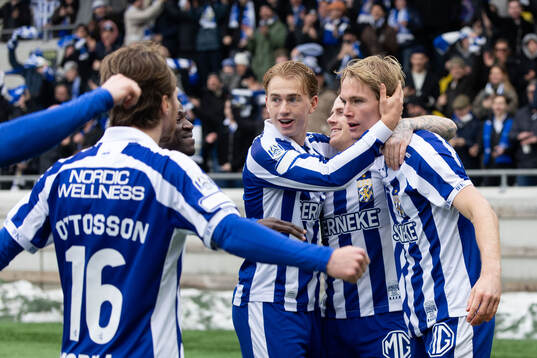 IFK Göteborgs Max Fenger jublar med lagkamrater