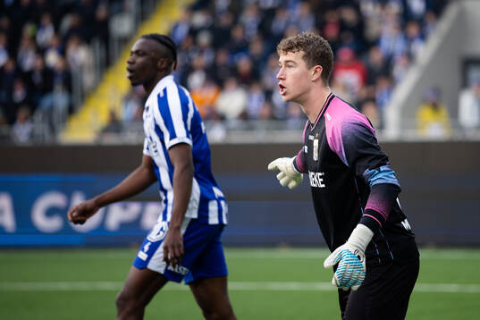 IFK Göteborgs Rockson Yeboah och målvakt Viktor Andersson