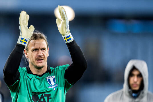 Malmö FFs målvakt Johan Dahlin jublar