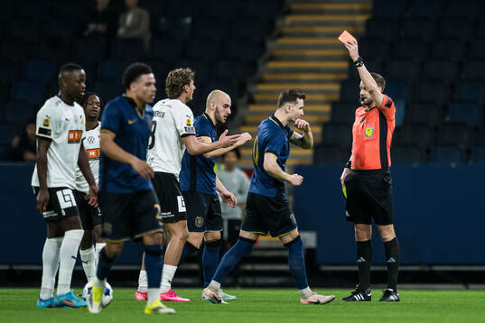 Häckens Silas Andersen får rött kort