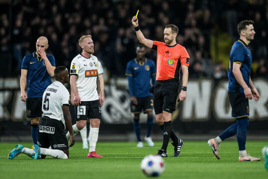 Häckens Brice Wembangomo får guld kort av domare Victor