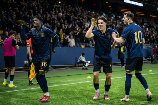 AIKs Zadok Yohanna, Charlie Pavey och Bersant Celina jublar