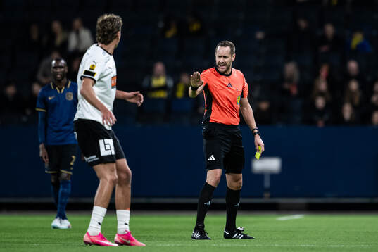 Häckens Silas Andersen och Domare Victor Wolf