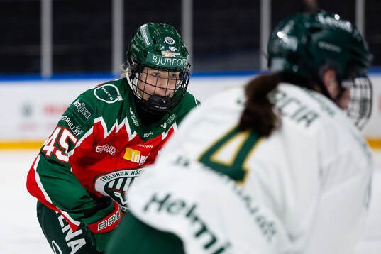 Frölundas Paula Bergström mot Färjestads Karley Garcia