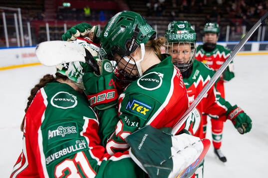 Frölundas målvakt Andrea Brändli jublar ihop med Andrea