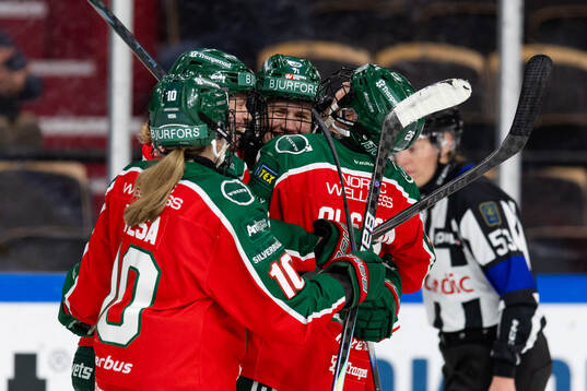 Frölundas Emily Nix jublar ihop med Paula Bergström,