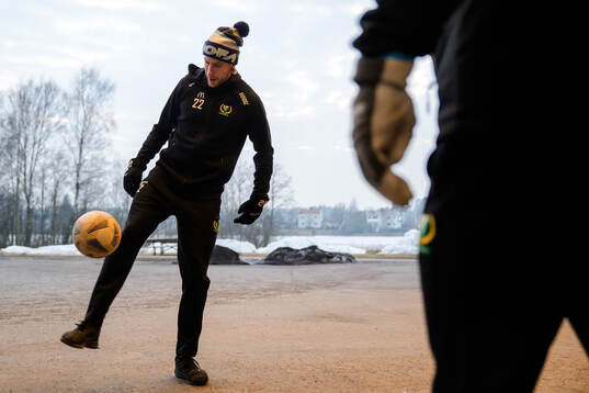 Färjestads Per Åslund värmer upp