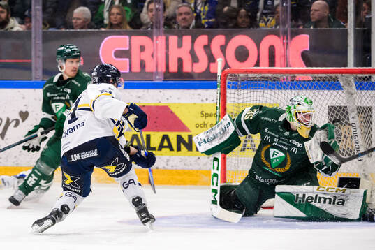 HV71s Mattias Tedenby gör 4-3 mot Färjestads målvakt