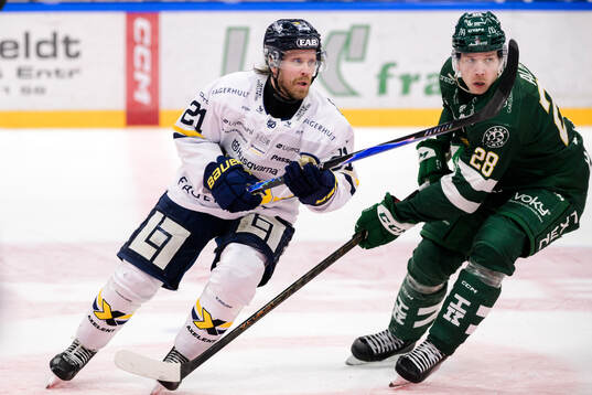 HV71s Mattias Tedenby och Färjestads Emil Alba
