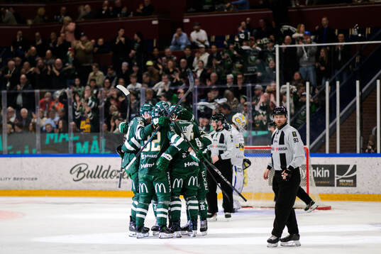 Färjestads Radim Zohorna jublar med lagkamrater