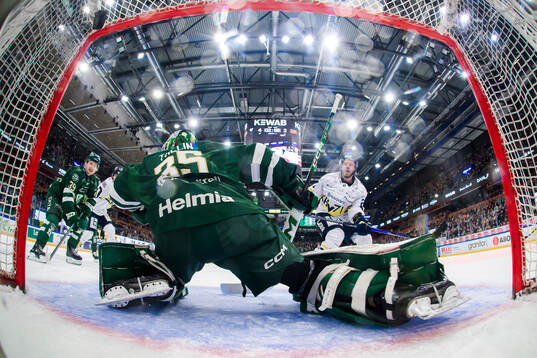 HV71s Mattias Tedenby skjuter 4-3 bakom Färjestads