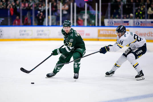 Färjestads Adam Ollas Mattsson och HV71s Hampus Eriksson