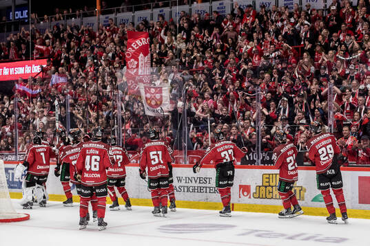 Örebros spelare jublar med publiken